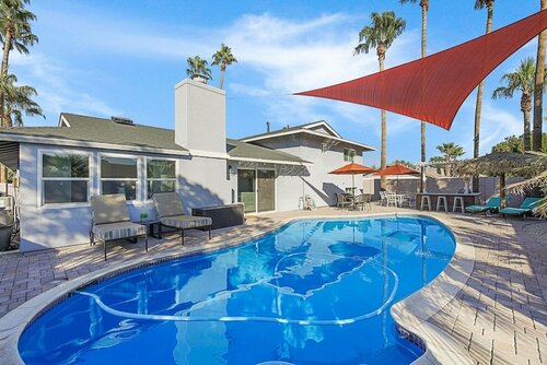 Жильё посуточно Posh Getaway W Pool & Resort-style Backyard 4 Bedroom Home в Скоттсдейле