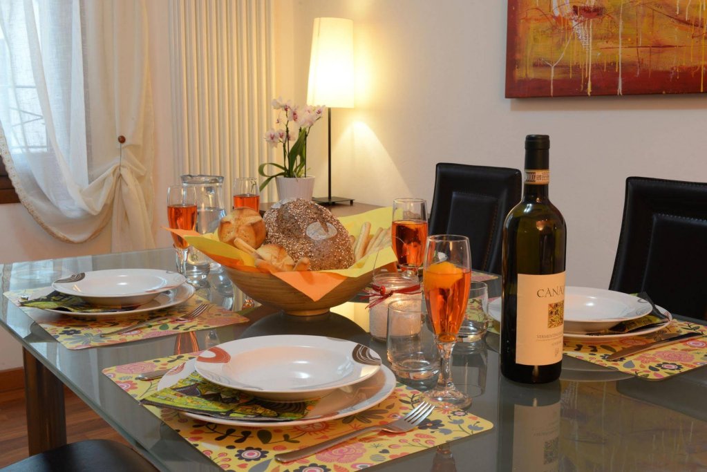 Фото Piazza delle Erbe Stylish Flat