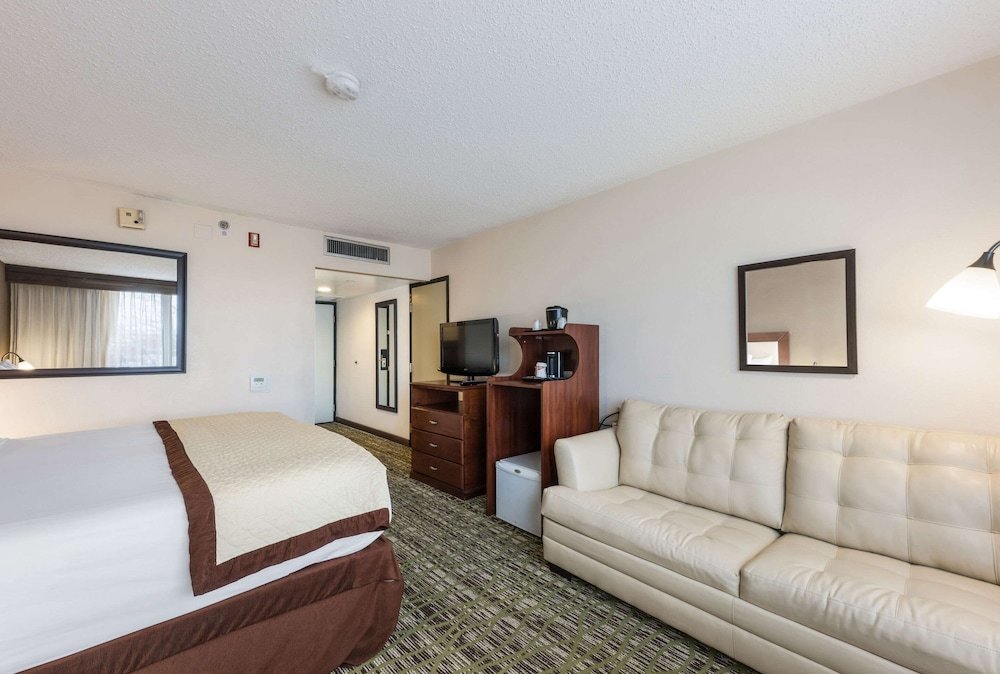 Фото Clarion Hotel & Suites