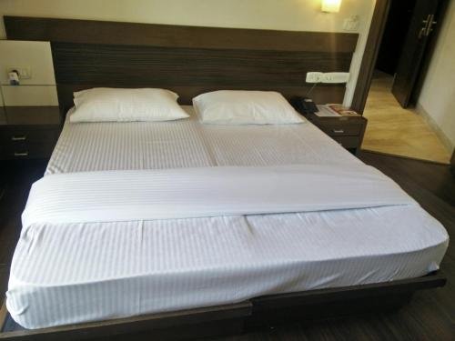 Фото Fabhotel Phoenix Hospitality