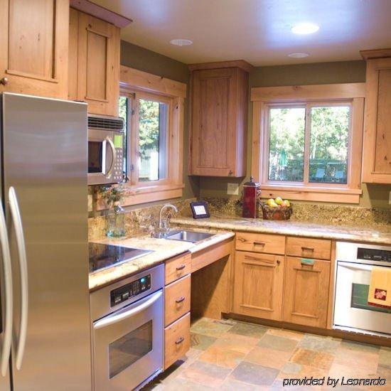 Фото GetAways at Olympic Village Inn