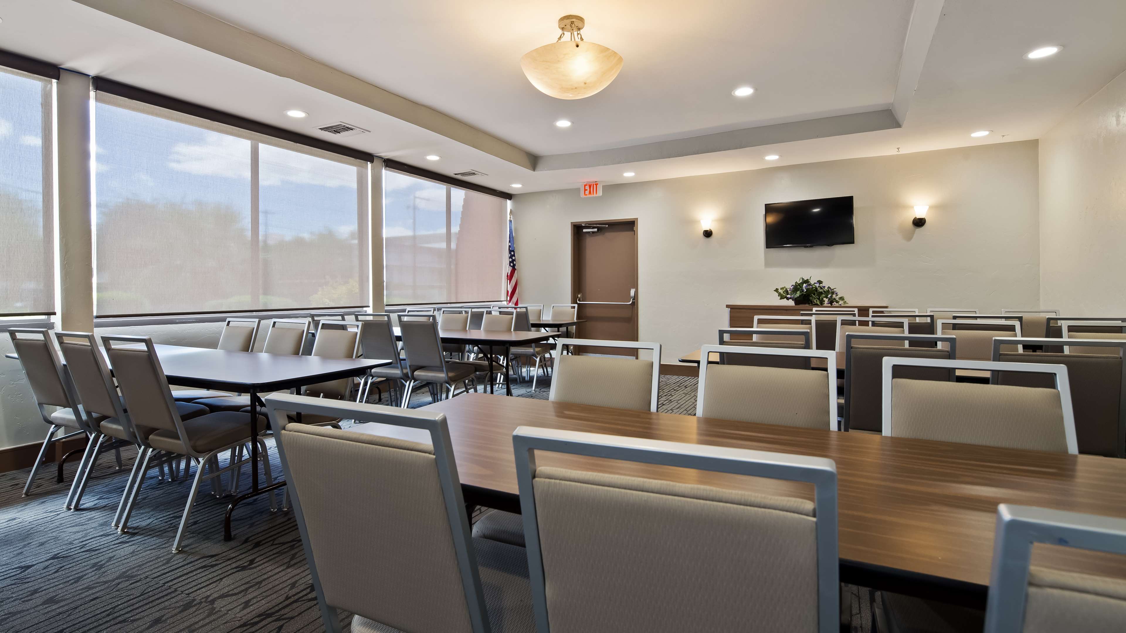 Фото Best Western Royal Sun Inn & Suites