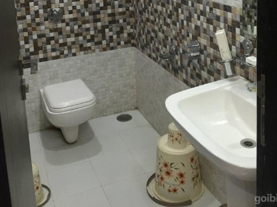 Фото Hotel J P International