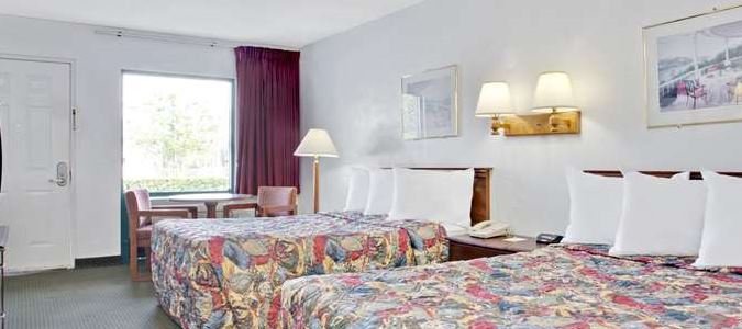 Фото Days Inn by Wyndham Clearwater/Gulf to Bay