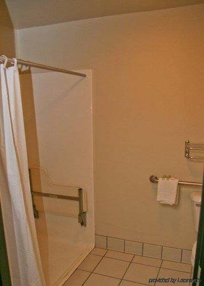 Фото Travelodge by Wyndham Cheyenne