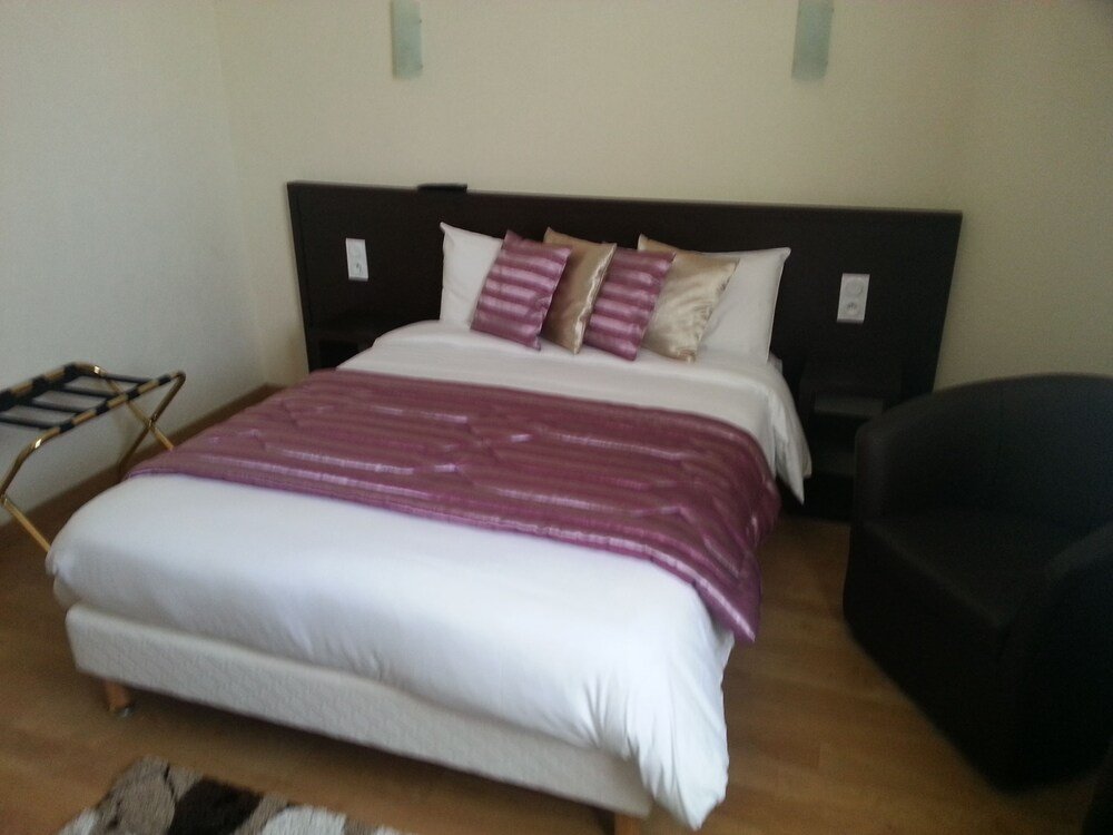 Фото Hôtel Le Chapeau Rouge