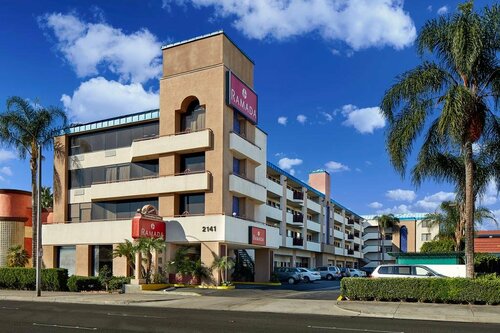Внешний вид отеля Capri Suites Anaheim в Анахайме, фото 1
