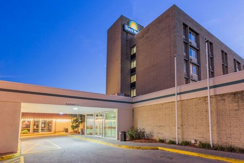 Гостиница Days Hotel & Conference Center by Wyndham Danville в Дэнвилле