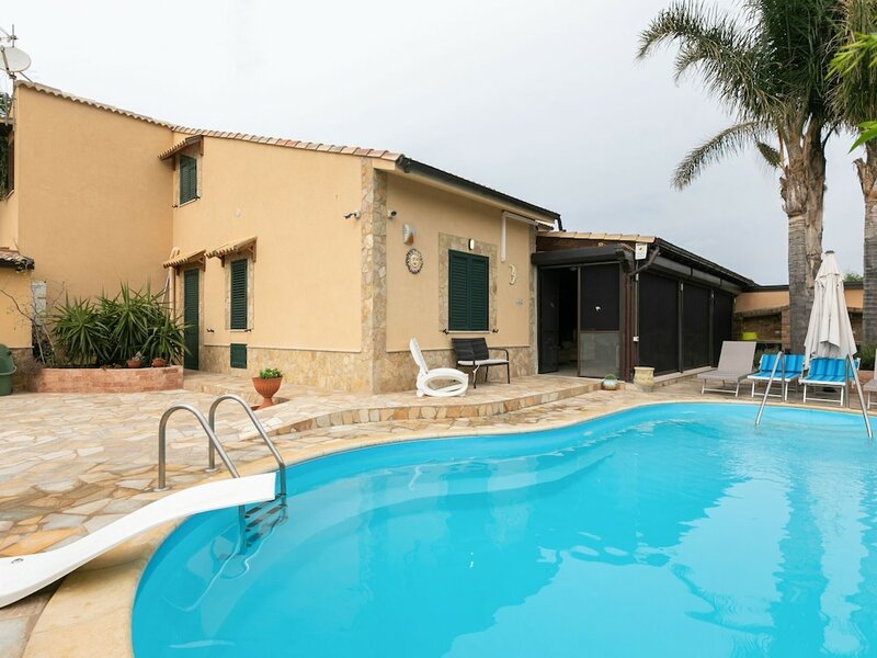 Жильё посуточно Fabulous Holiday Home in Campofelice di Roccella With Pool