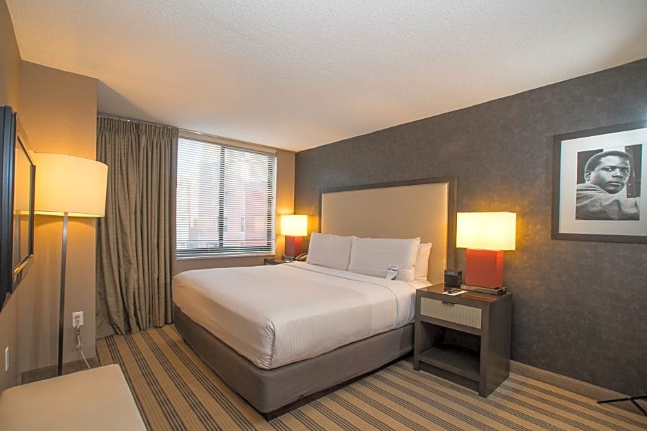 Фото 2500 Penn, a Placemakr experience