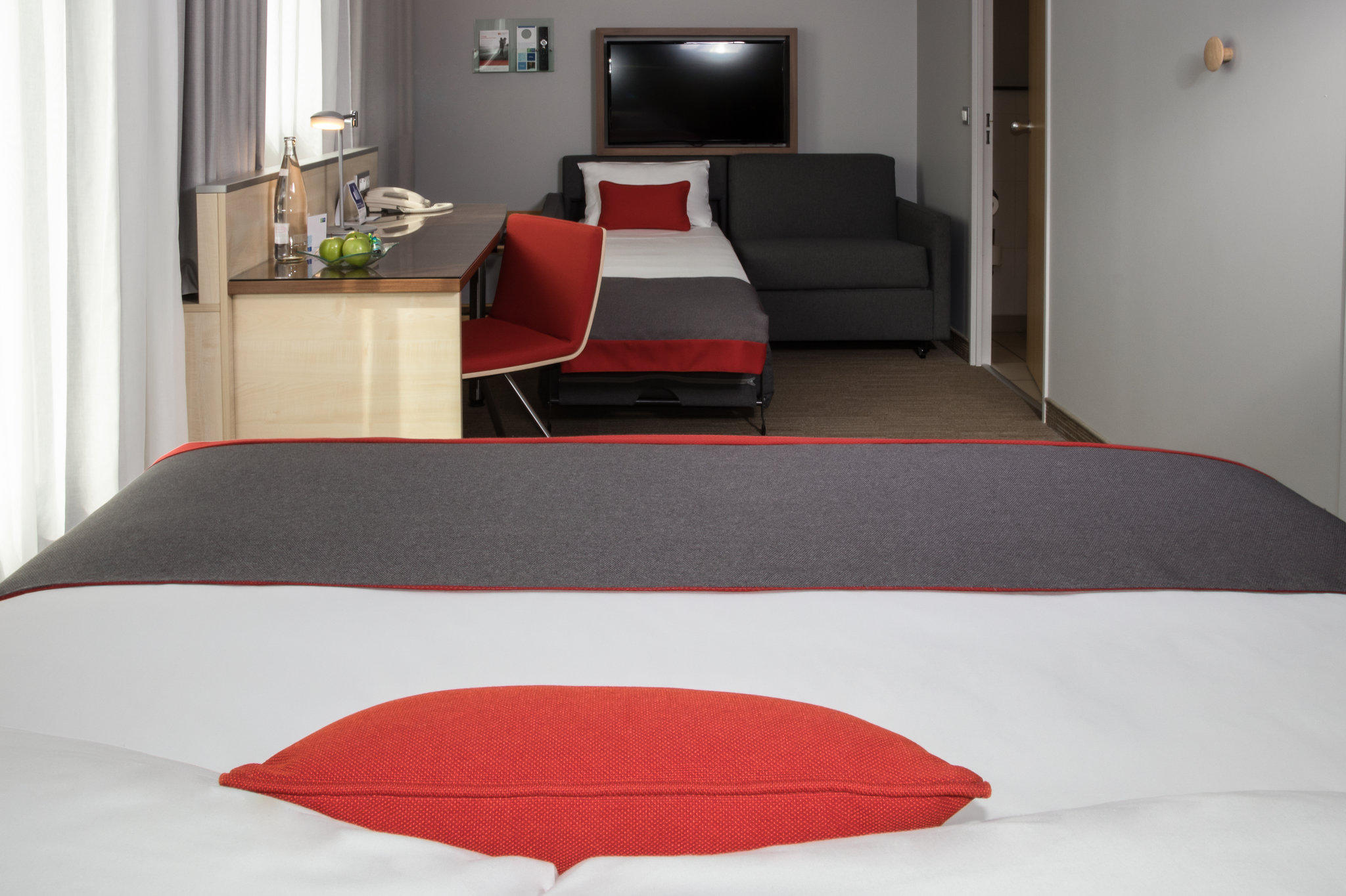 Фото Holiday Inn Express Toulouse Airport
