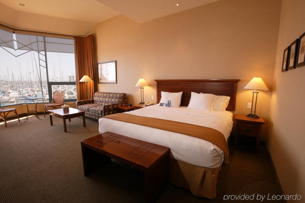 Фото Holiday Inn Express Hotel & Suites Ventura, an Ihg Hotel