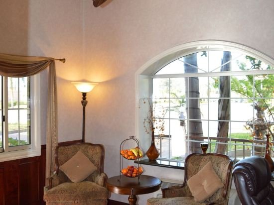 Фото Dynasty Suites Redlands