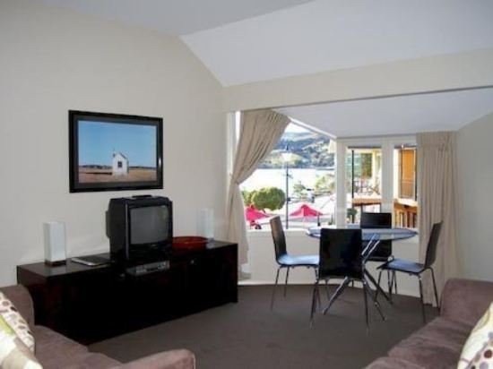 Фото Akaroa Village Inn