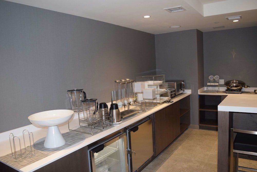 Фото La Quinta Inn & Suites by Wyndham Times Square South