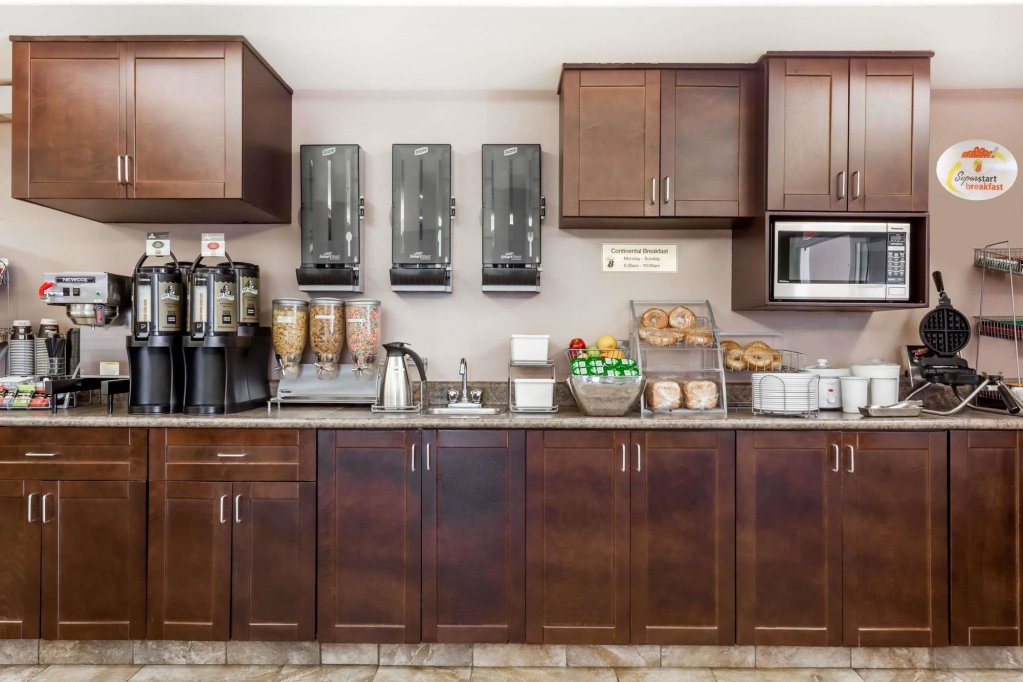 Фото Super 8 by Wyndham Saskatoon Near Saskatoon Airport