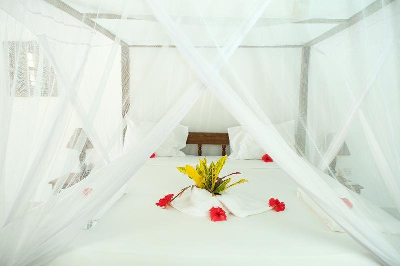 Фото Makuti Beach Bungalows