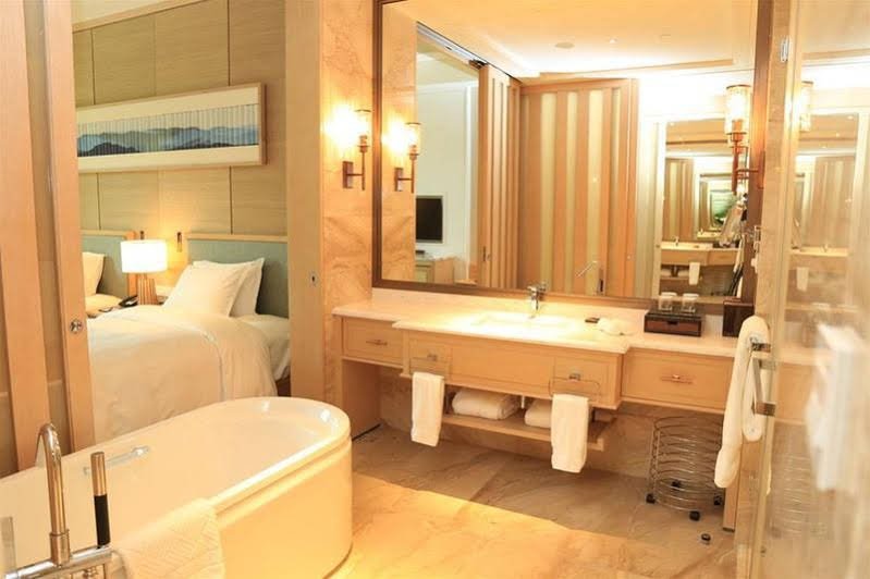 Фото Hilton Yuxi Fuxian Lake