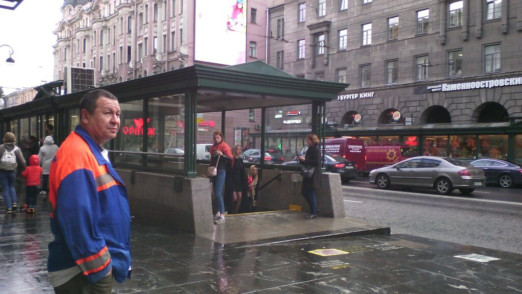 Остановка общественного транспорта Станция метро Петроградская, Санкт‑Петербург, фото