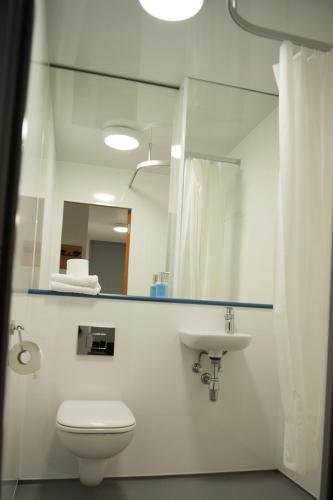 Фото EasyHotel London City Shoreditch