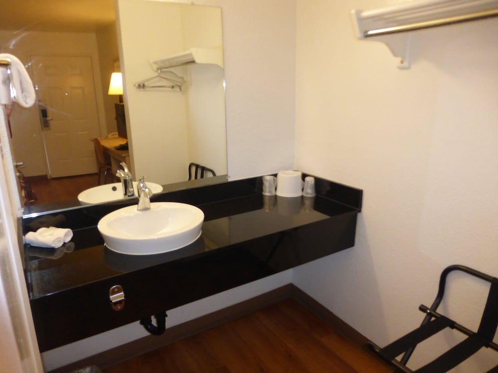 Фото Red Roof Inn & Suites Vallejo