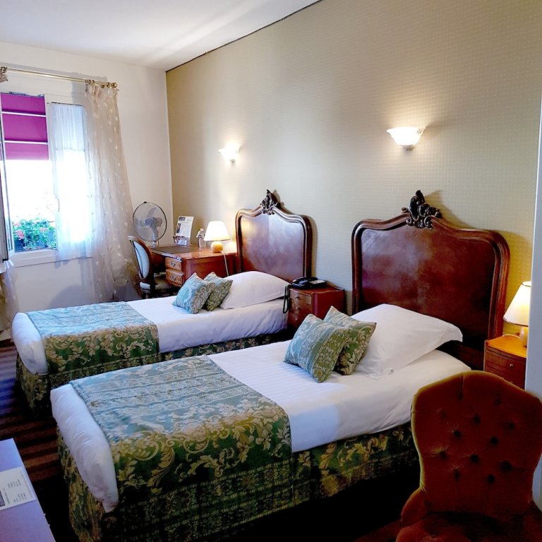 Фото Hostellerie du Grand Sully