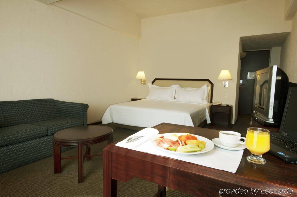 Фото Fiesta Inn Tlalnepantla