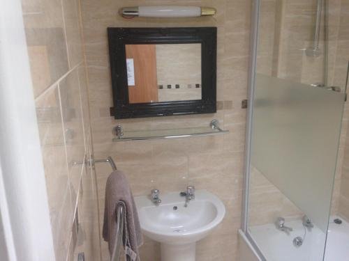 Фото The Brentwood Hotel