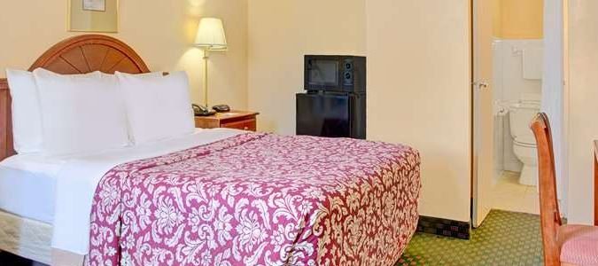 Фото Days Inn by Wyndham Alexandria South