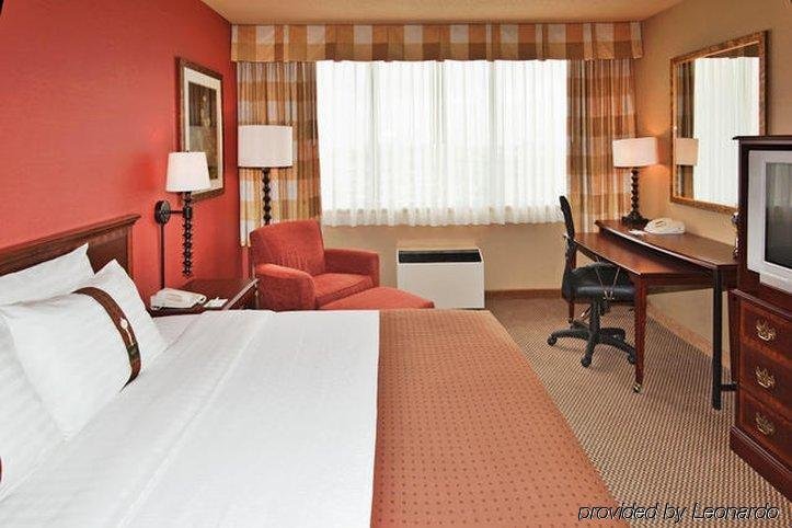 Фото Holiday Inn Toronto International Airport