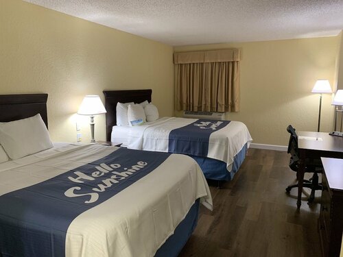 Гостиница Days Inn by Wyndham Sarasota I-75