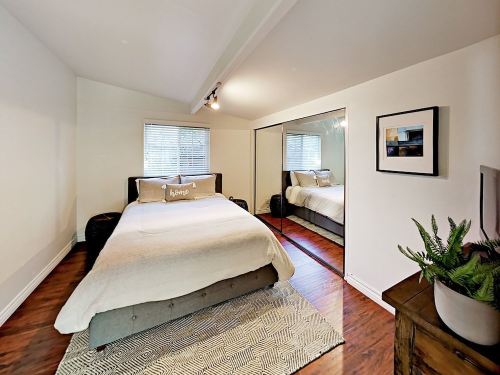 Фото Gillespie Unit B - 3 Br Duplex