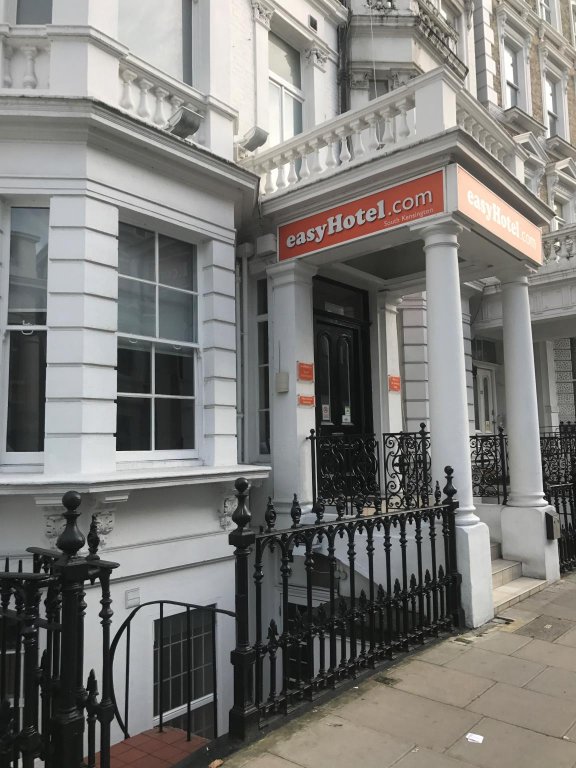 Фото EasyHotel London South Kensington