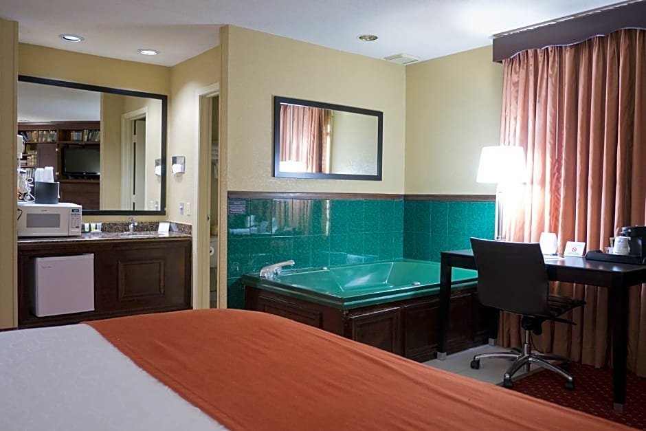 Фото Days Inn & Suites by Wyndham Coralville Iowa City