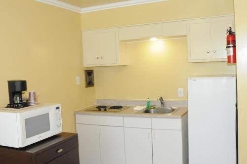 Фото Oasis Inn & Suites