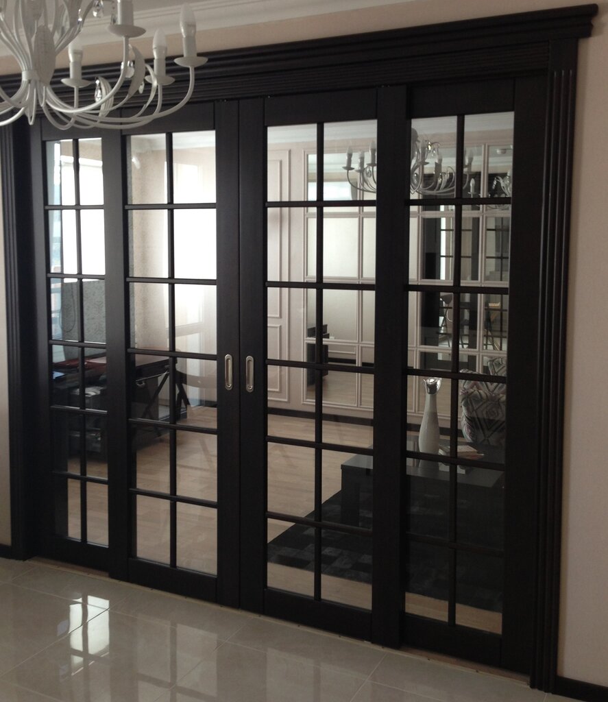 черная дверь из массива