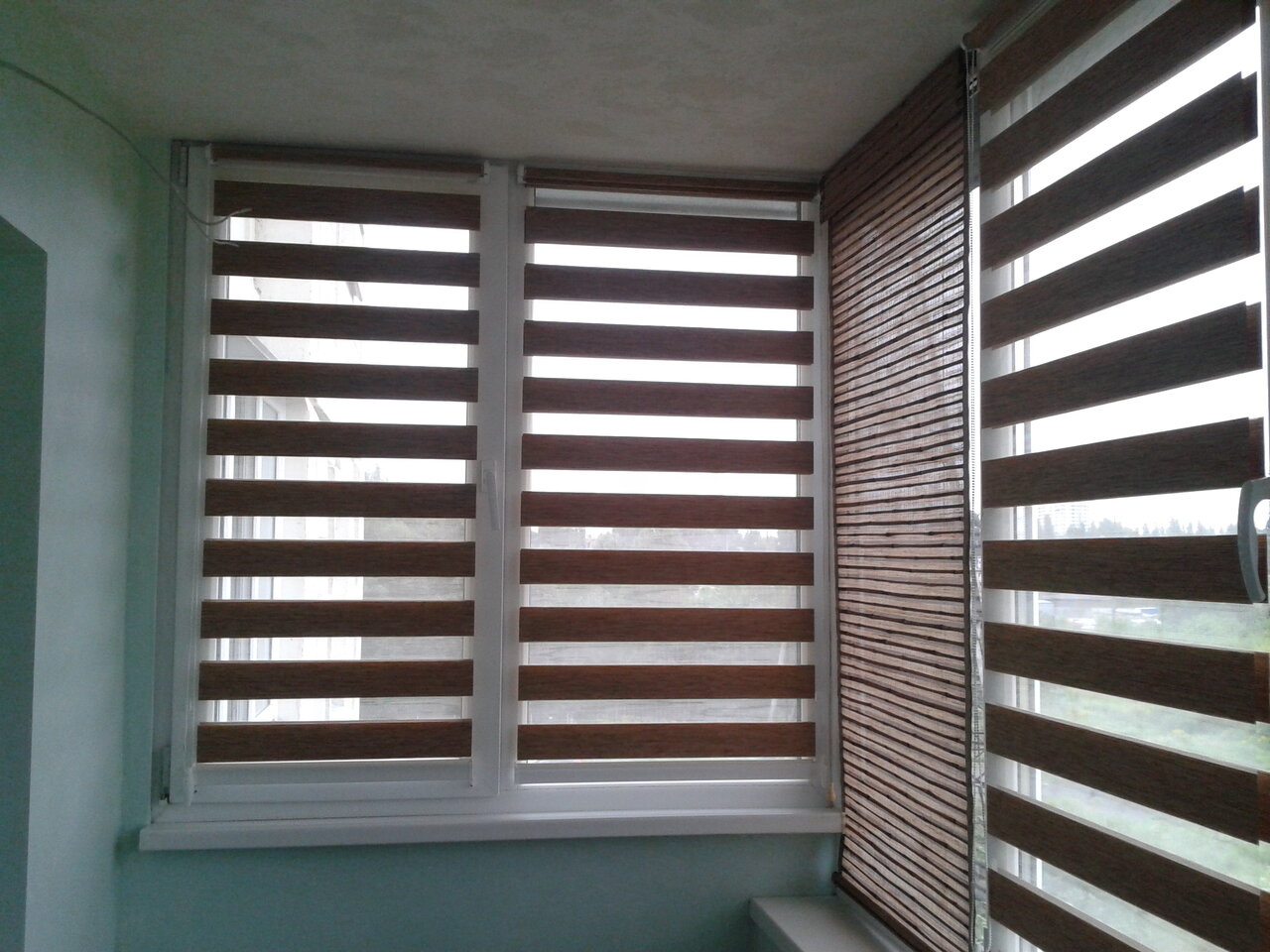 Закрыть полки на балконе жалюзи