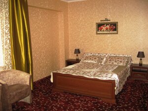 Shato Paradiz restaurant & hotel complex (vulytsia Myru, 16) ، فندق