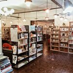 Knizhnaya lavka Kharms (Volodymyrska Street, 45А) ، مكتبة