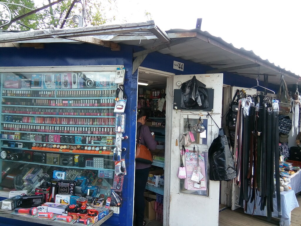 متجر بيع العطور ومستحضرات التجميل Magazin parfyumerii i kosmetiki ، ، صورة