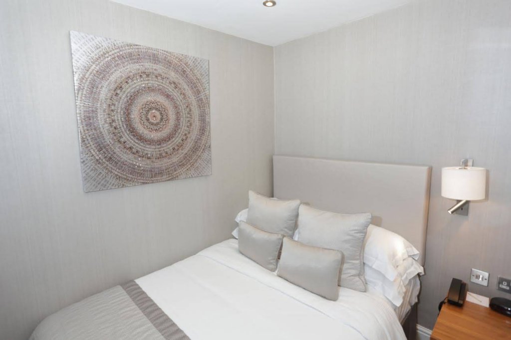 Фото  Dean Court