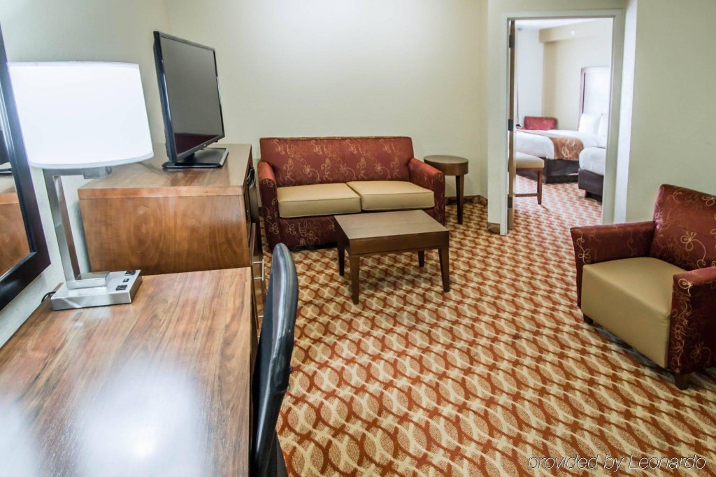 Фото Comfort Suites Downtown
