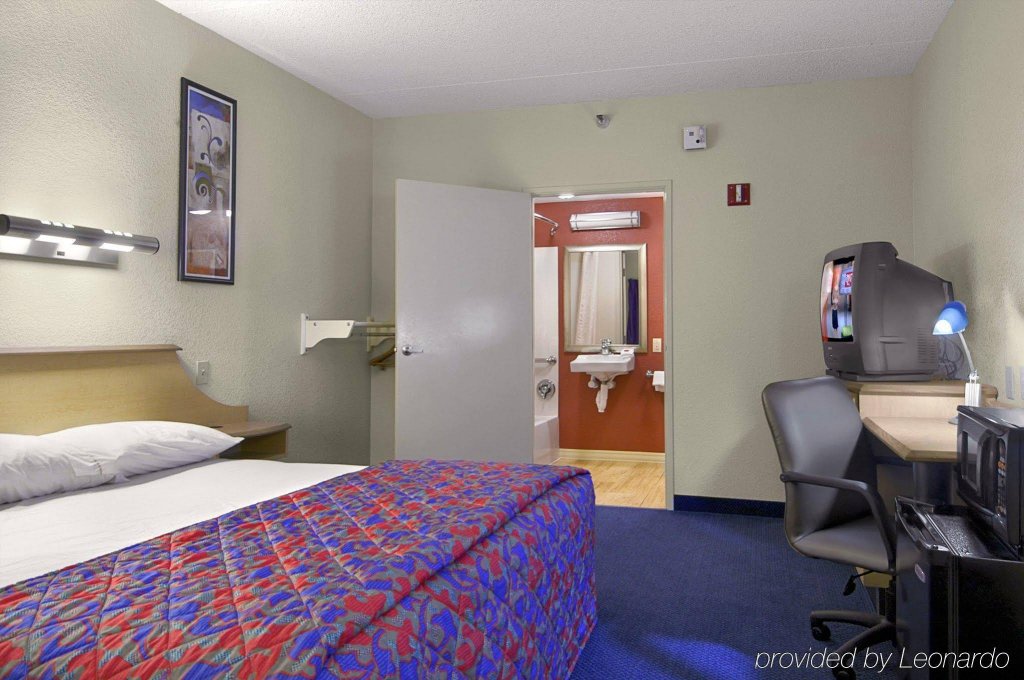 Фото Red Roof Inn Houston - Westchase