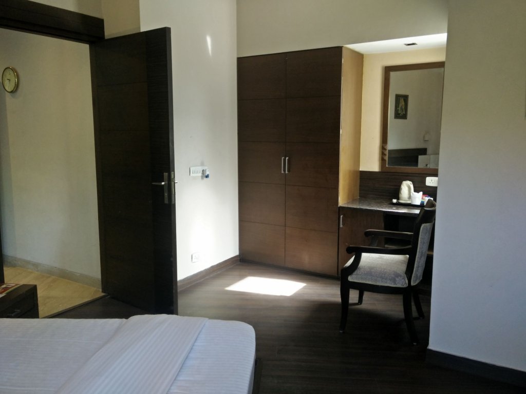 Фото Fabhotel Phoenix Hospitality