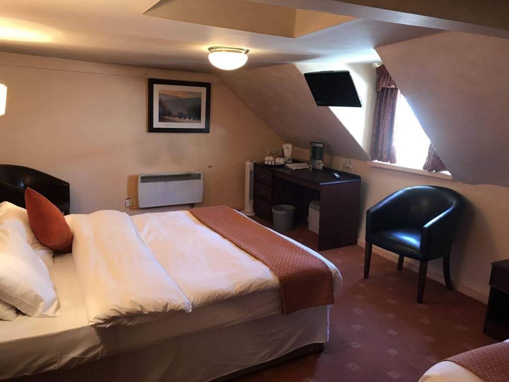 Фото The Royal Victoria & Bull Hotel