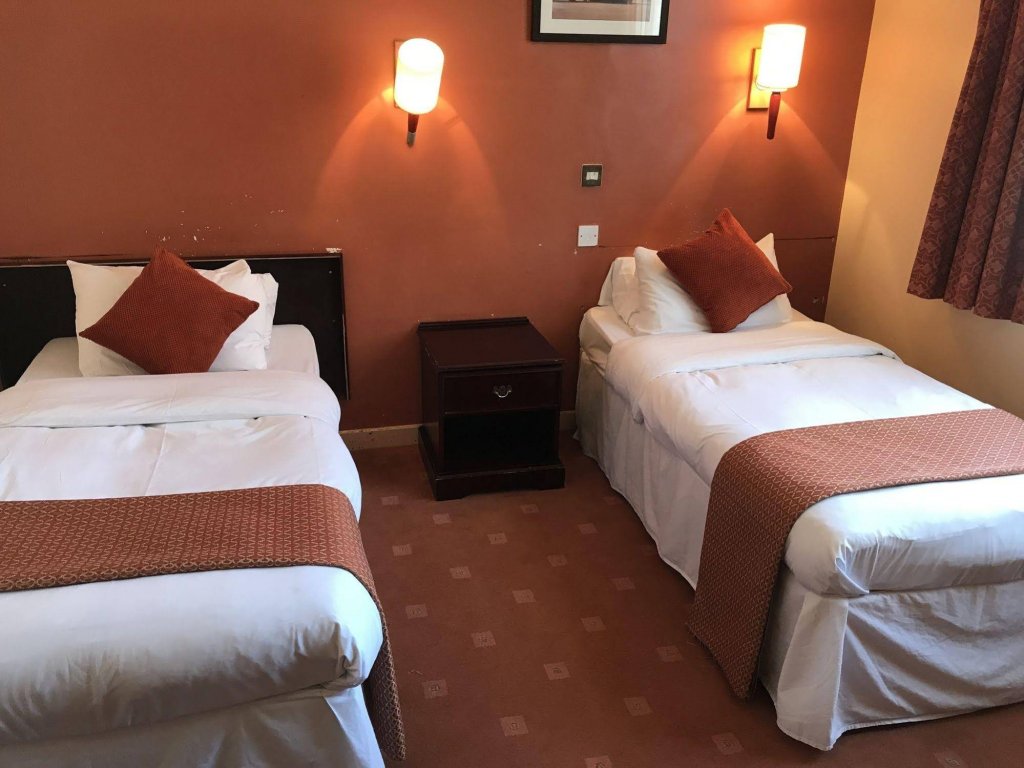 Фото The Royal Victoria & Bull Hotel