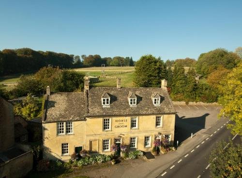 Фото Horse and Groom
