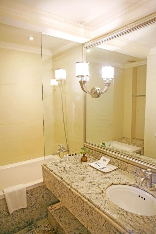 Фото The Riverside Hotel