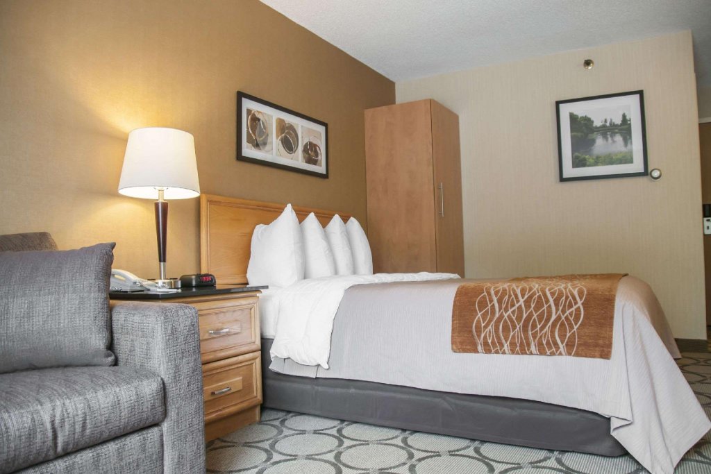 Фото Comfort Inn Brossard