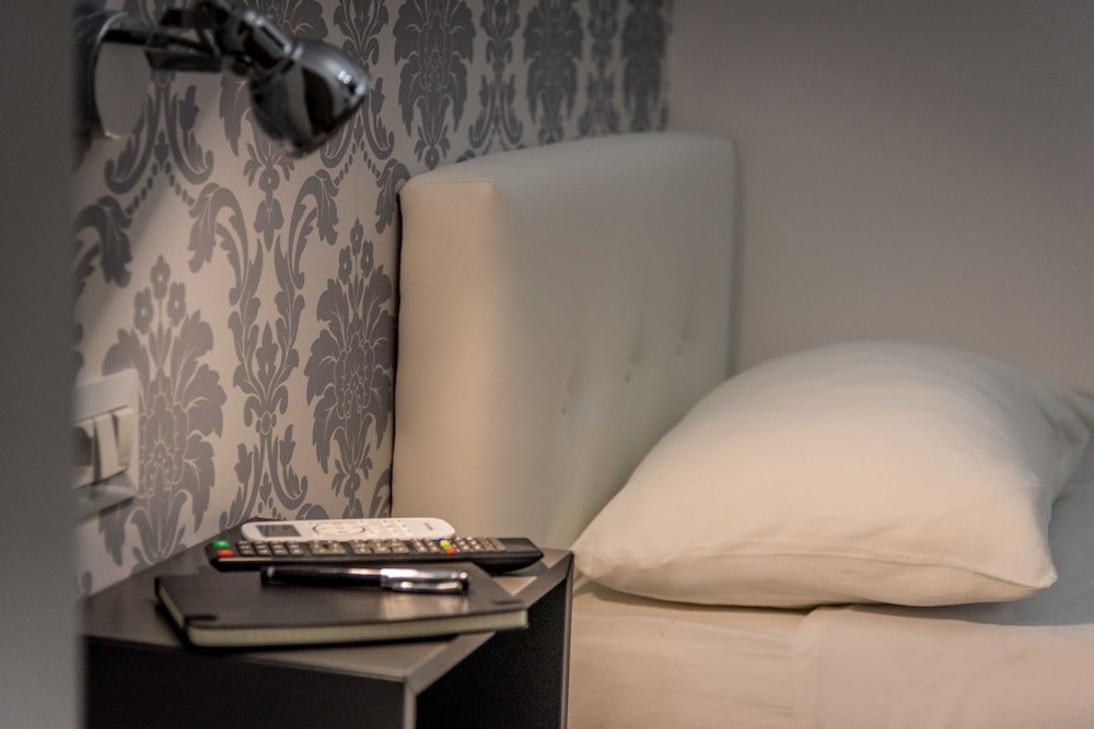 Фото Inside Roma Rooms